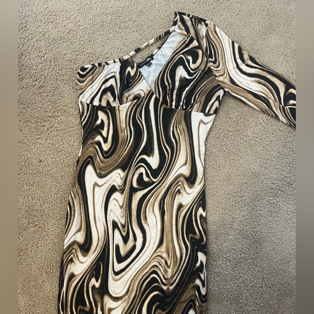 This is a Fashion Nova dress that I only tried one and did not personally like.